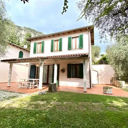 Exclusive Punta San Vigilio Villa *