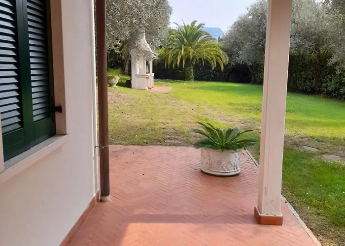 Exclusive Punta San Vigilio Villa *